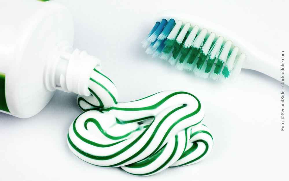 Fluoridhaltige Zahnpasta mit Zahnbürste