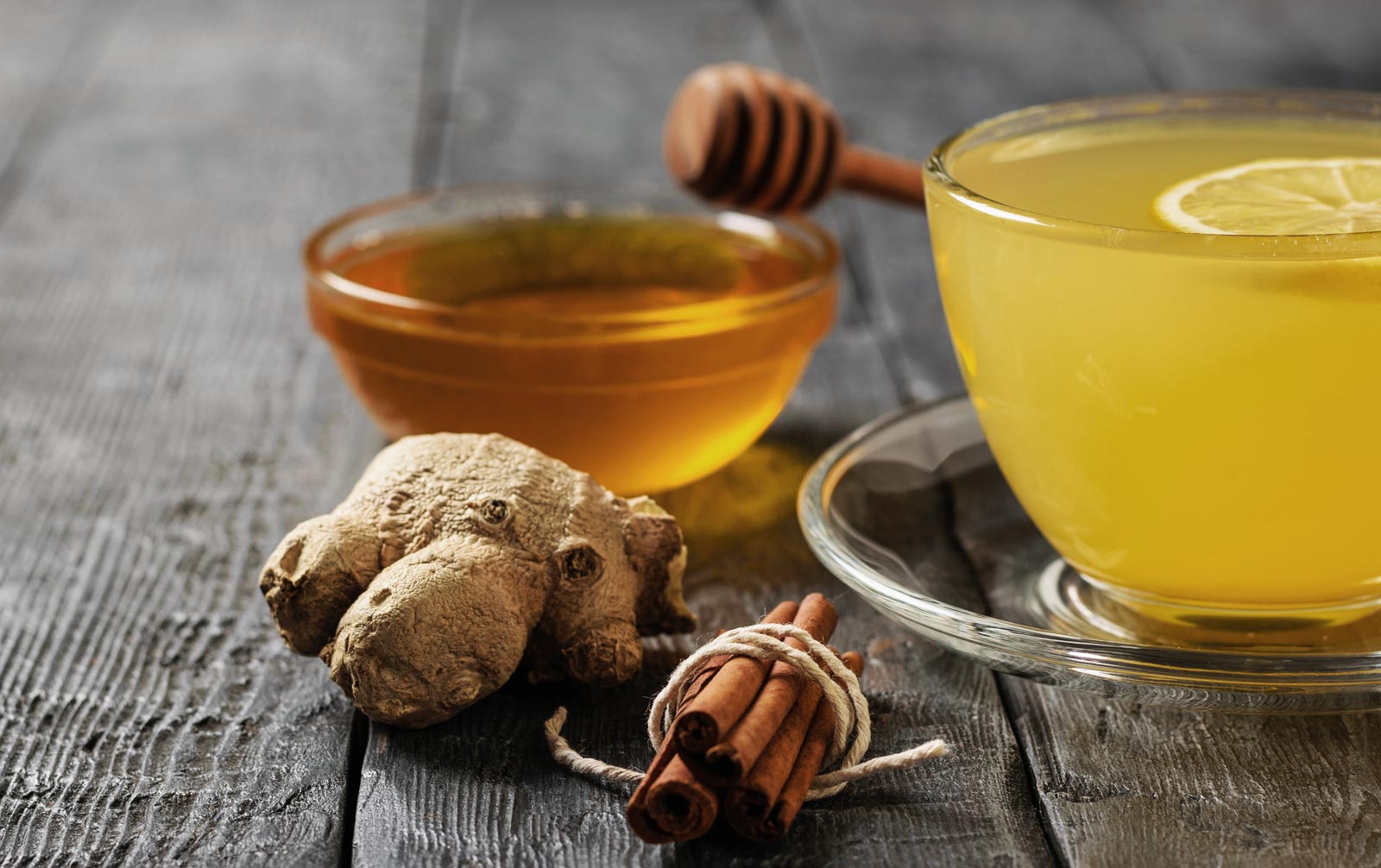 Tee mit Ingwer, Zitrone, Zimt und Honig