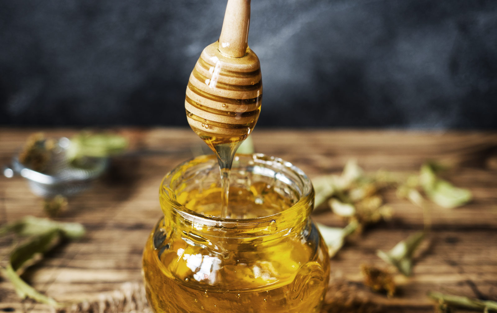 Flüssiger Honig aus dem Glas zur Hautpflege